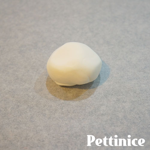 Mix tylose with a small ball of fondant.