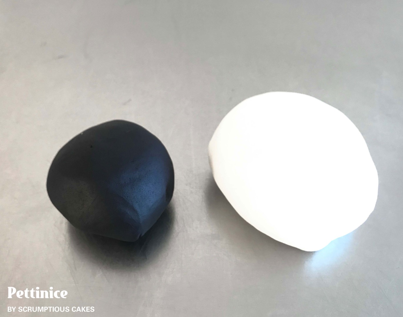 For a 6" cake, I used 500g of White Pettinice and 100g of Black Pettinice.