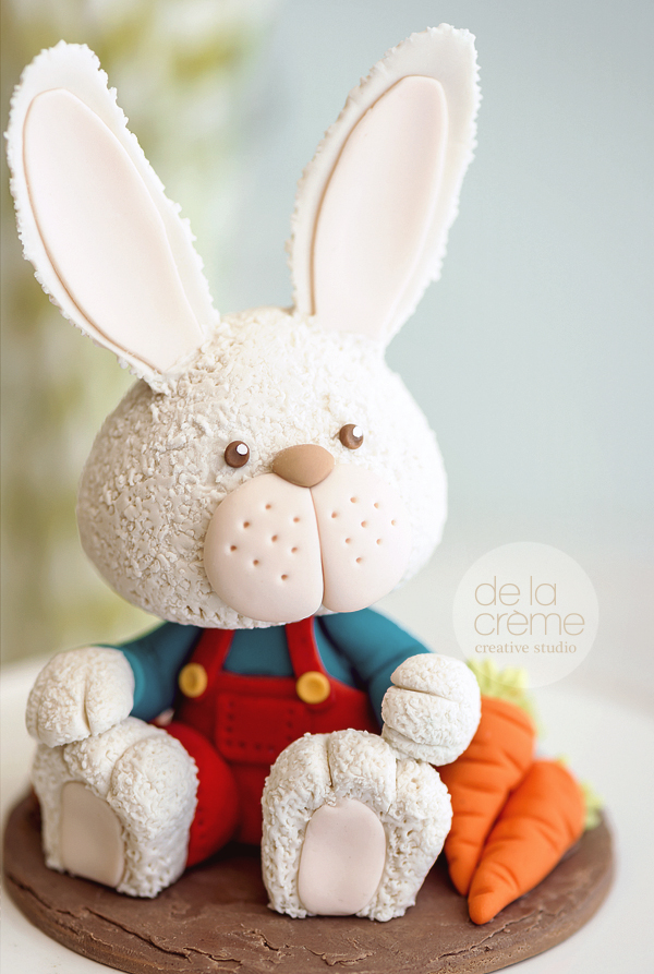 Fondant Easter bunny topper by de la creme creative studio