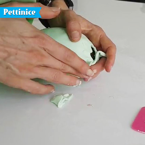 This is the bottom of the egg, push the fondant together