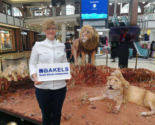 Life sized Lion pride cake by Dot Klerck