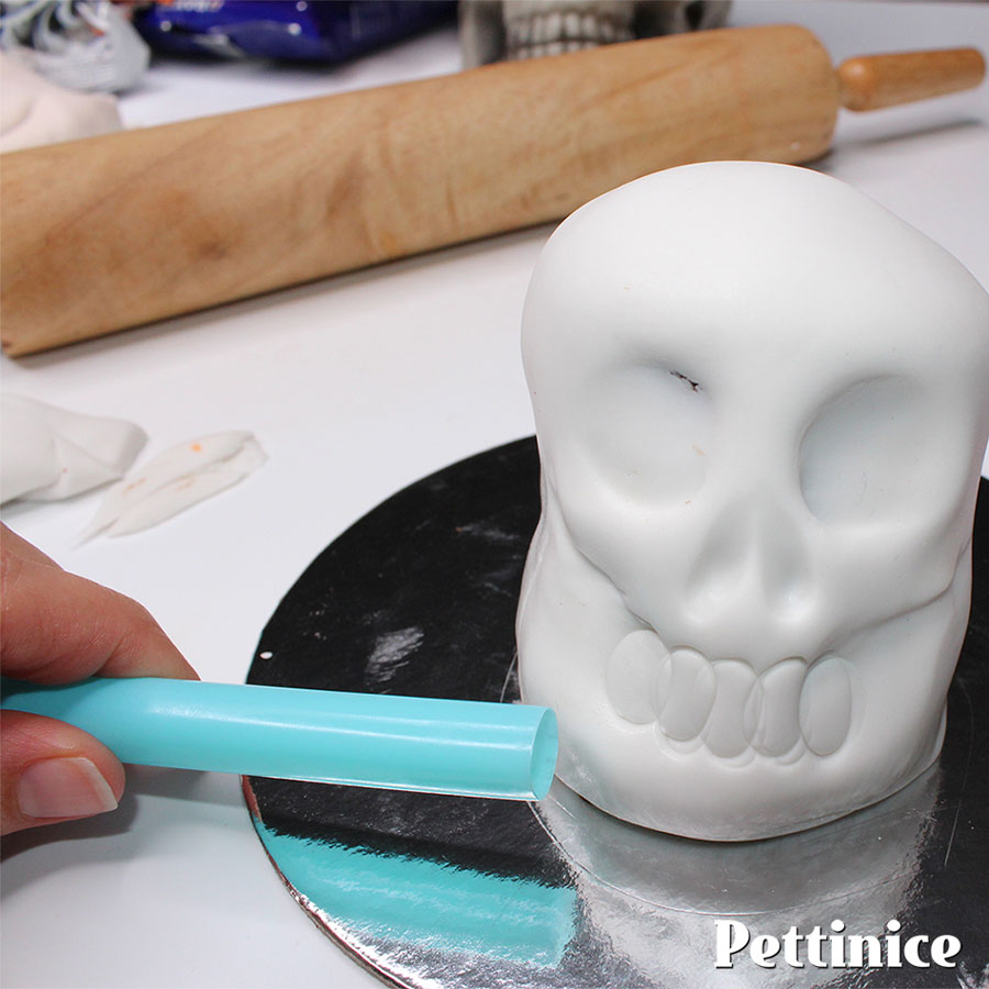 Use a  pinched straw, or small cutter to quickly indent a line of oval teeth