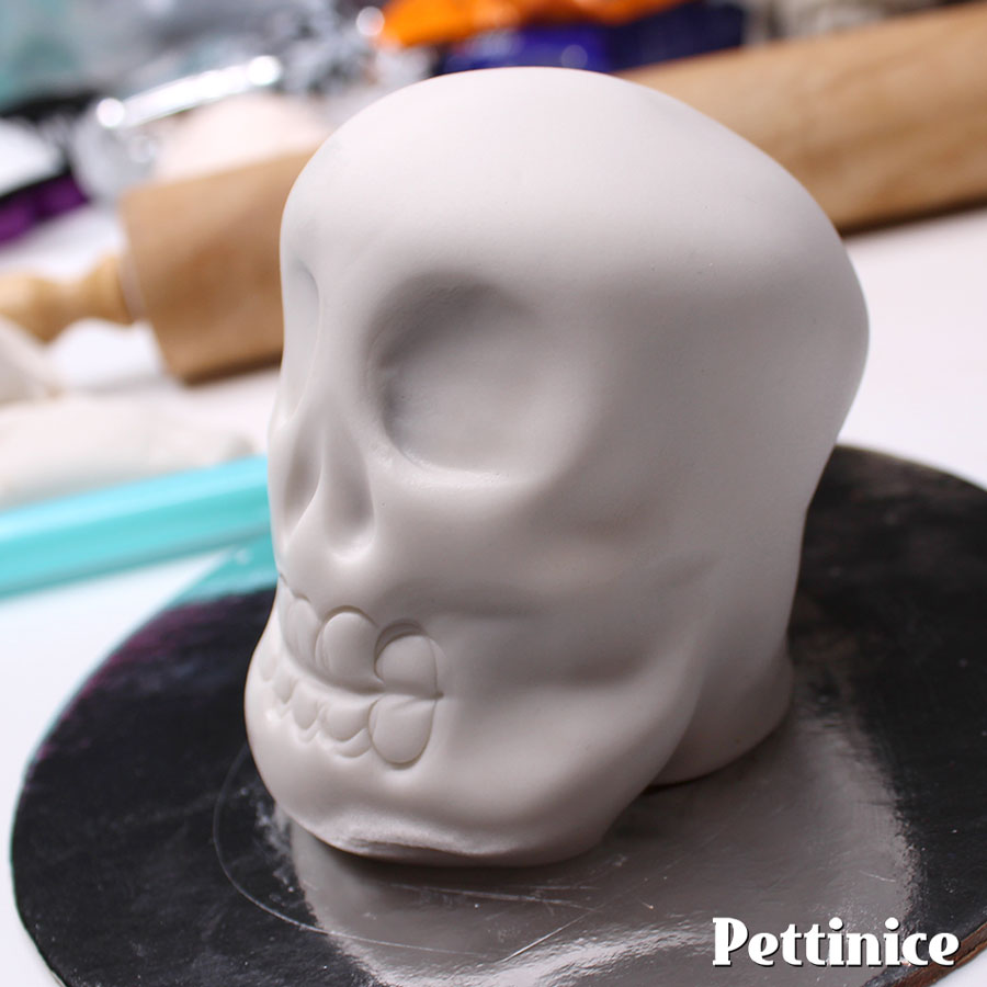 OOooo cupcake skull is looking spooky!