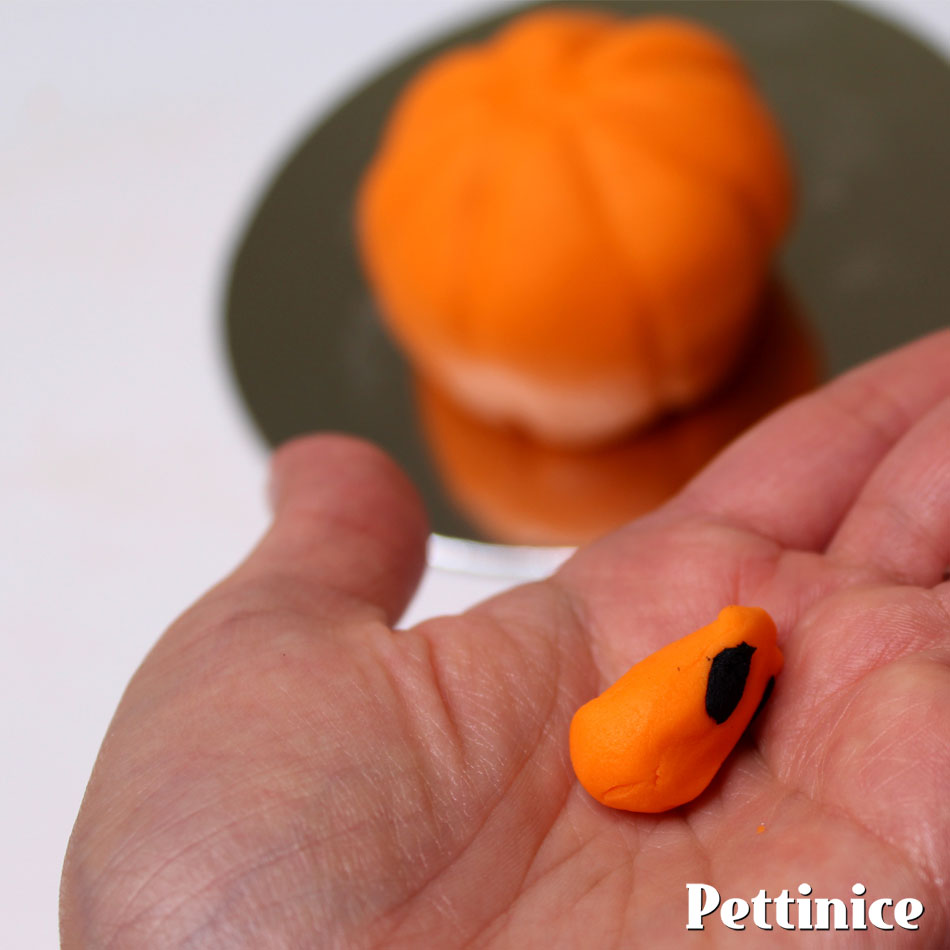 Combine a little bit of black or brown Pettinice to your orange to create the stem.