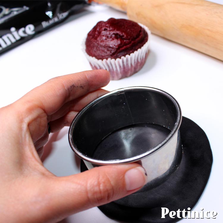 Roll a small circle of Black Pettinice and cut to the size of your cupcake top.