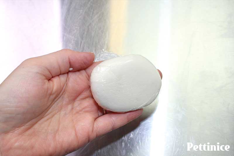 I smooth the fondant on my cake with a flattened ball of fondant.  A cool little tip I received from Christine Willoughby from the Tauranga Cake Guild is to wrap my ball of fondant in clingfilm first.  It's a great tip, as it glides smoothly over the fondant without needing or accidentally transferring icing sugar onto my fondant.