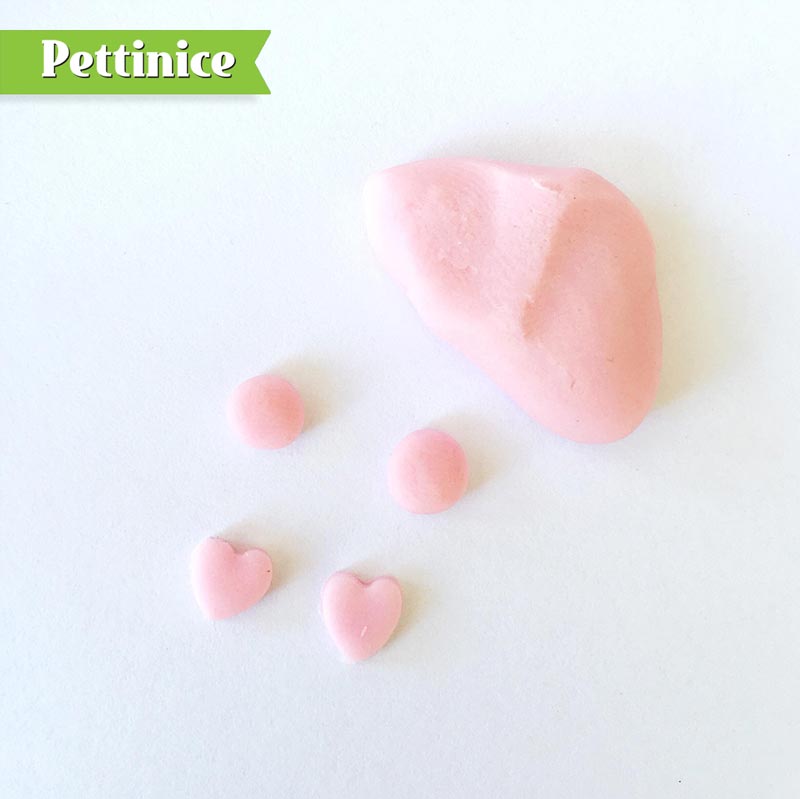 Using your pink Pettinice, make two circles for the cheeks and hearts for the feet.