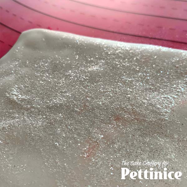 If using lustre dust, dust onto one side of the white. You can add any corresponding lustre dust to any colour if you wish.