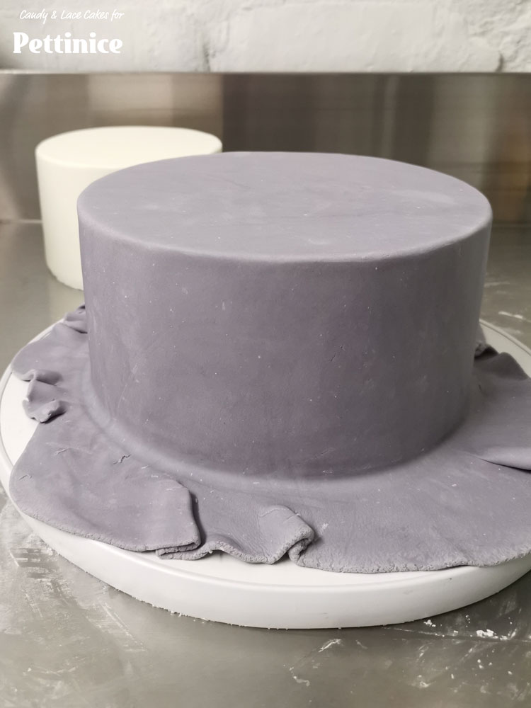 Cover your bottom tier in smooth pre colored grey Pettinice and your top tier in smooth white Pettinice.