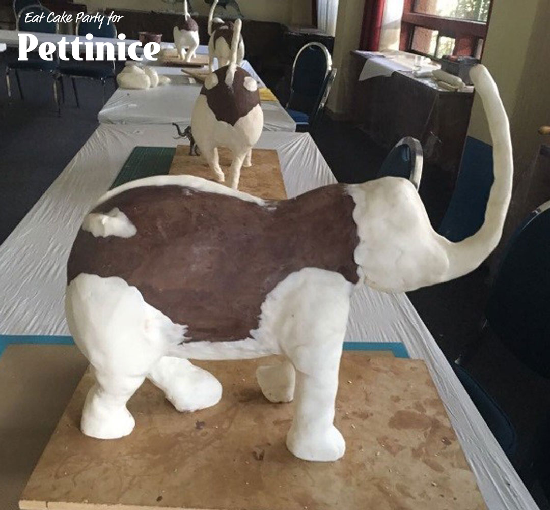 Once you are satisfied with the shape of your elephant, you can take 2kg of fondant.