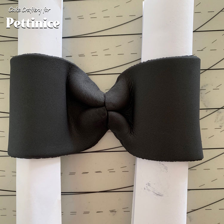 Attach the cut edges together to form the bow, using a dab of water or edible glue if necessary.