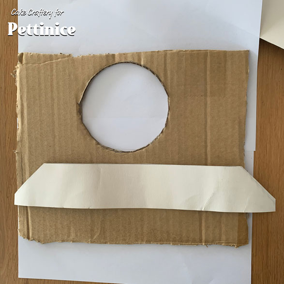 For the shirt collar, first make a form out of corrugated cardboard and a piece of card stock. Cut a circle out of the cardboard 11cm in diameter. Use template A as a guide.  Cut the thinner card according to template B.