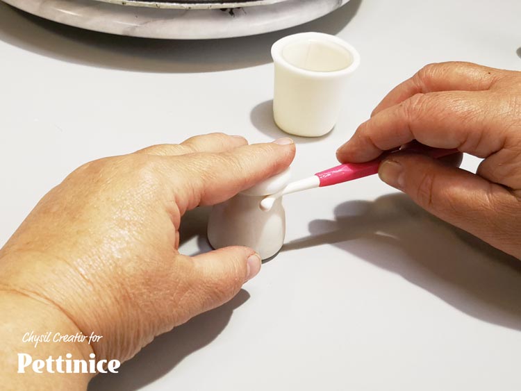Cover your bottle neck with White Pettinice.  Exaggerate the tip lip by holding the paste flat with one hand, while you force the paste using a boning tool with the other.