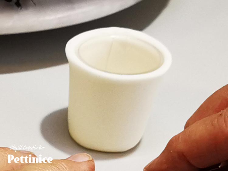 Dust a small plastic shot glass with cornflour and wrap and shape the fondant around and allow to set.