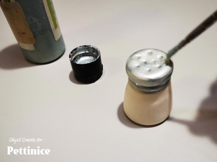 Paint the lid with edible silver.