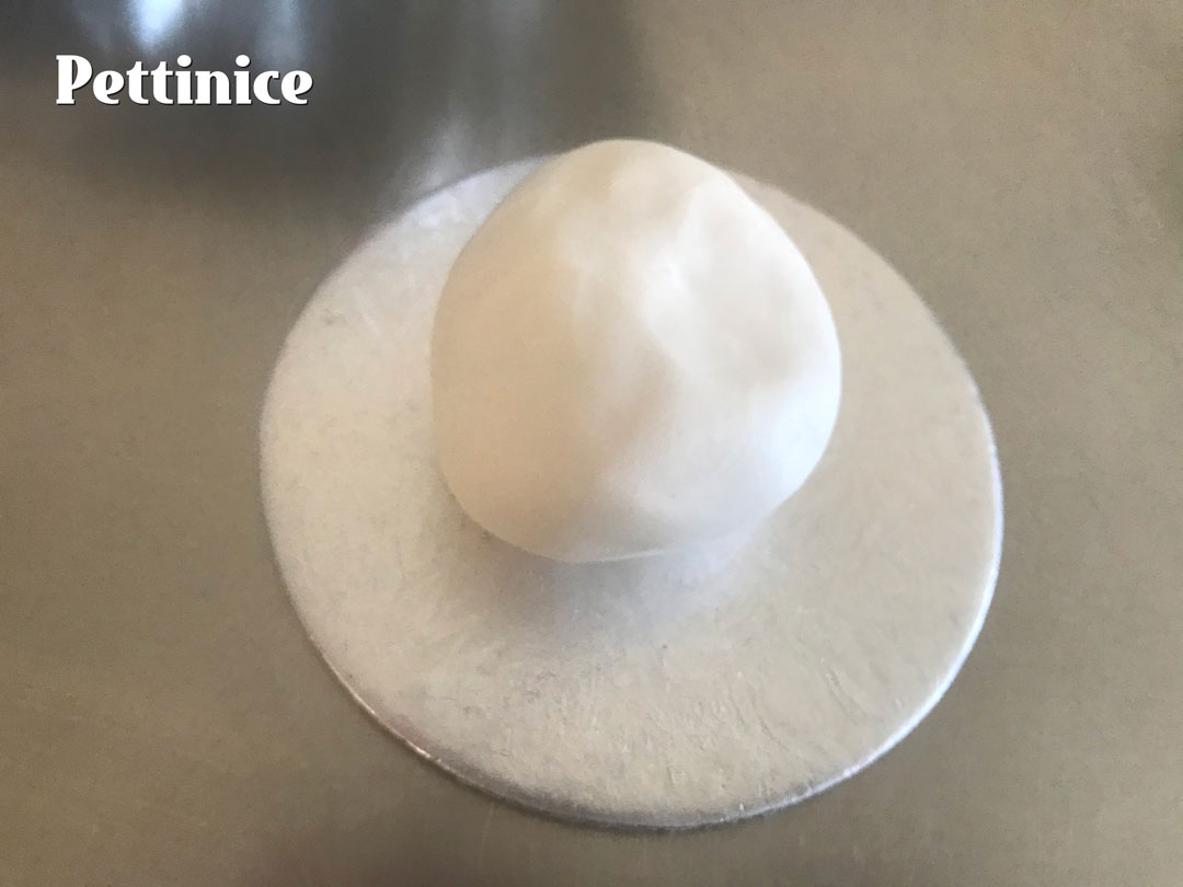 I started with 130gms of white fondant with 1⁄2 teaspoon of tylose