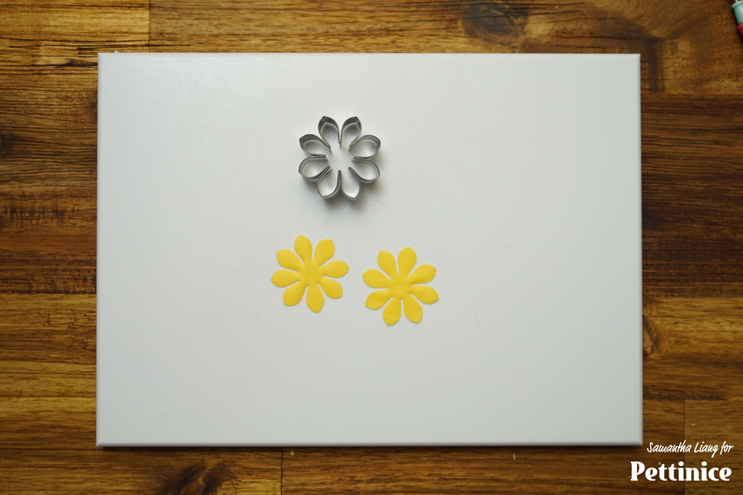 Cut all your daisy pieces and keep them in a petal wallet. Each flower needs 2 pieces.