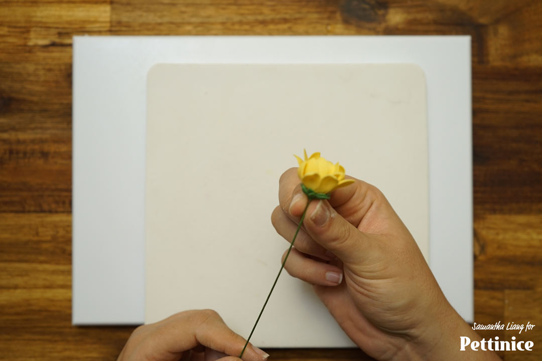 Glue the calyx onto the bottom of the flower. Pinch the bottom of the paste to clean and adhere.