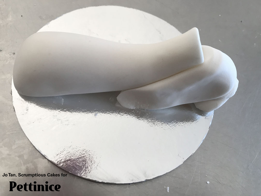 Use cornflour to prevent Pettinice fondant sticking to the mould.